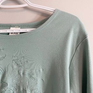 SOLD ✨ Embroidered 3/4 sleeves top 🌿